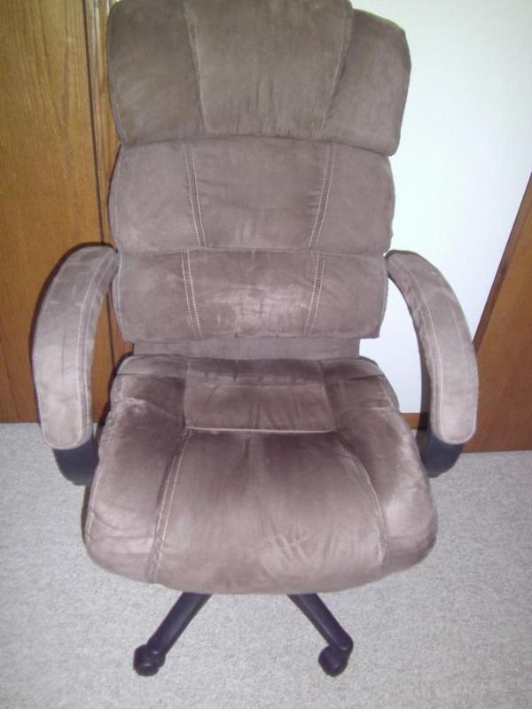lot 70 image: Office Chair with arm rests...