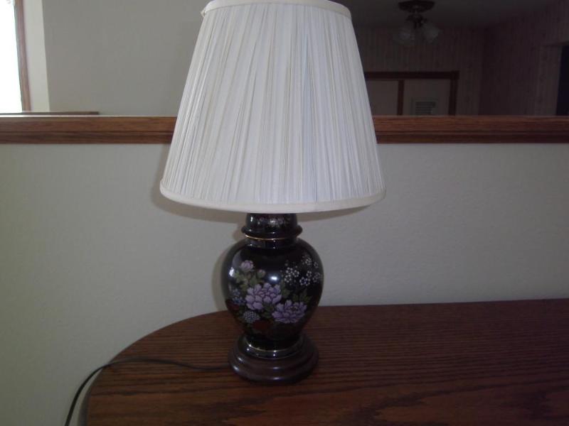 lot 90 image: Table Lamp...
