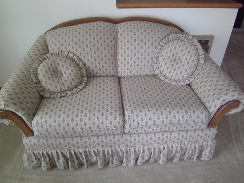 lot 91 image: Love Seat    Matching Sofa item # 9...