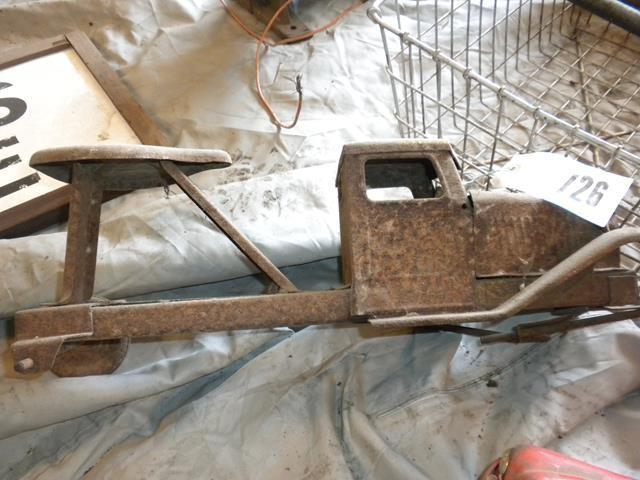 lot 25 image: Vintage Ride-On Truck  ...