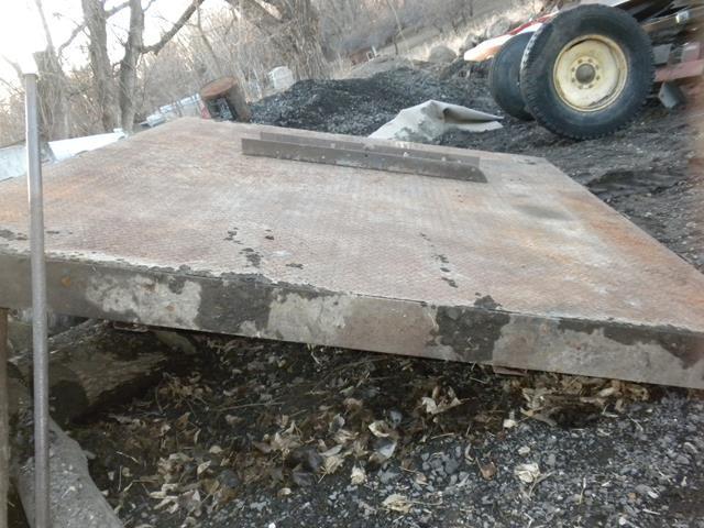 lot 62 image: Flat Bed for 1 Ton w 5th Wheel Bal...