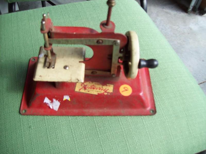 Cute little sewing machine -Would l...