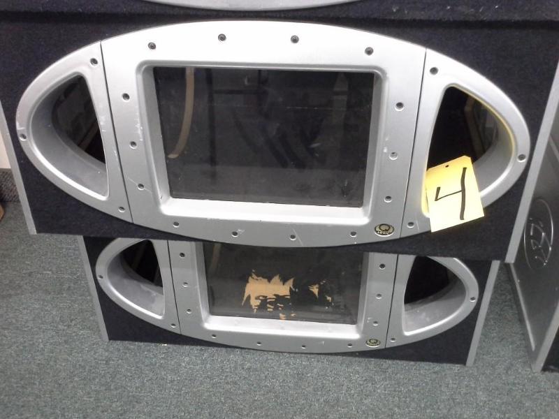 lot 4 image: Q Logic speaker enclosure,