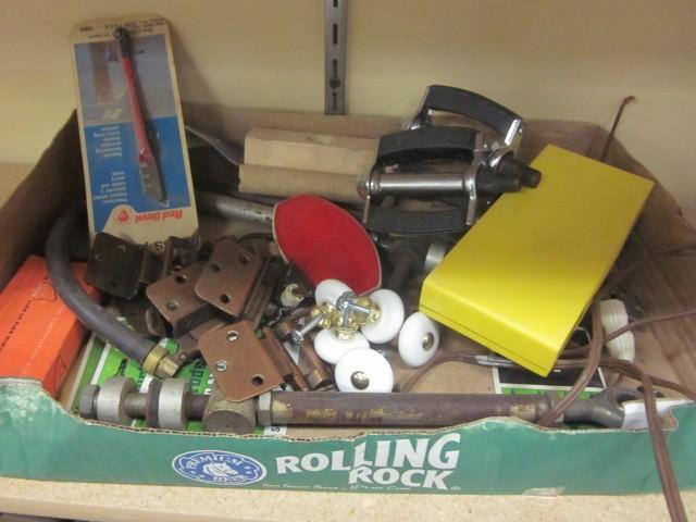Miscellaneous lot of hinges, hardwa...