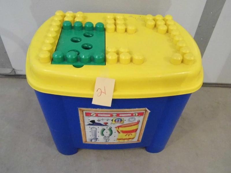 lot 21 image: Mega Blocks Set with container...