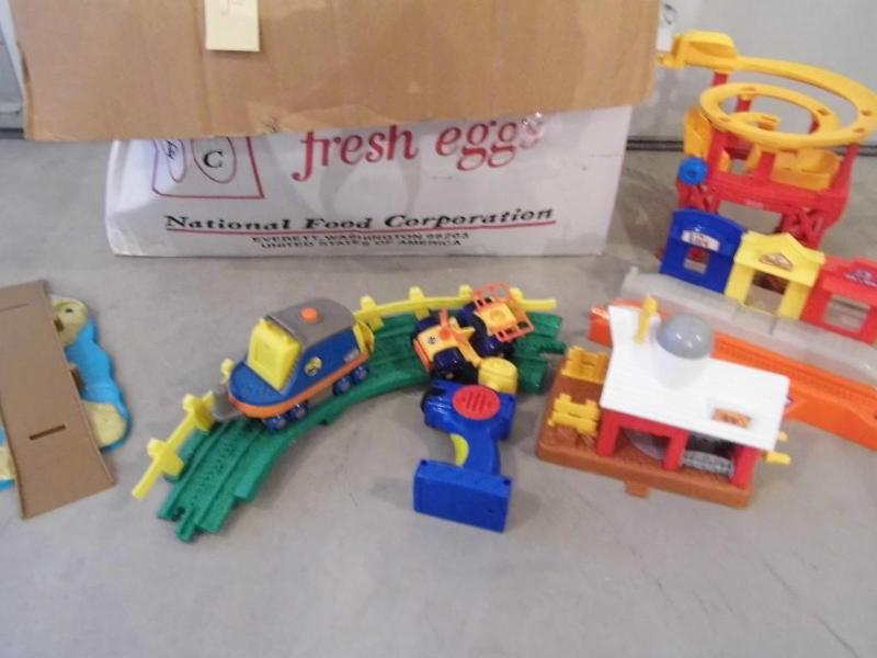 lot 22 image: Remote Control Train with buildings...