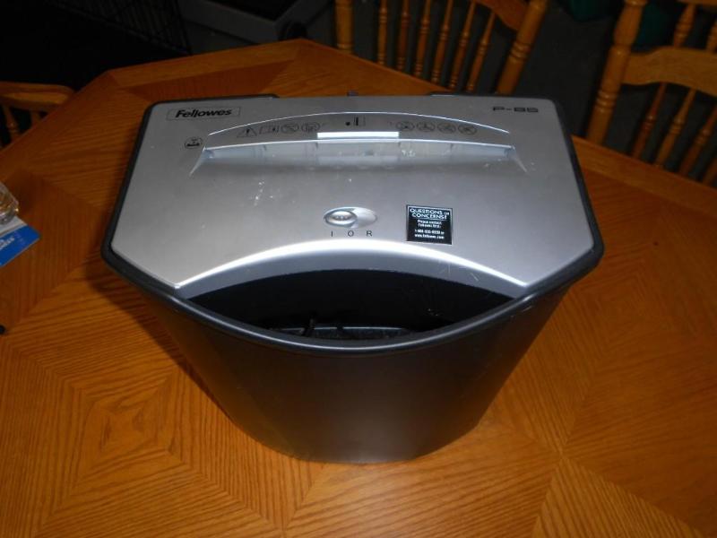 lot 10 image: Fellows P-85 Paper shredder with Tr...