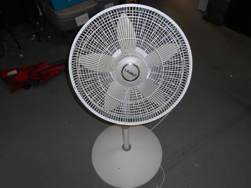 lot 19 image: 21 Lasko&nbspFloor Fan....