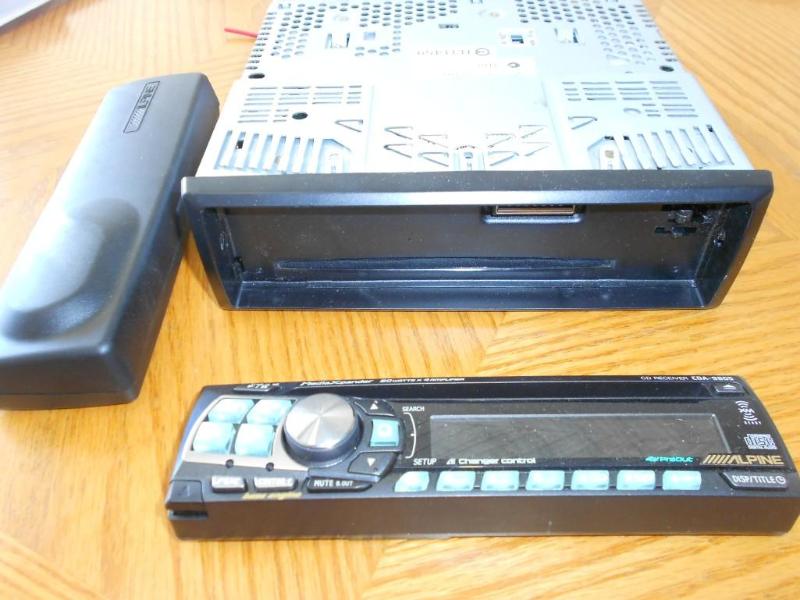 lot 2 image: Alpine CDA-9805 detachable face car...