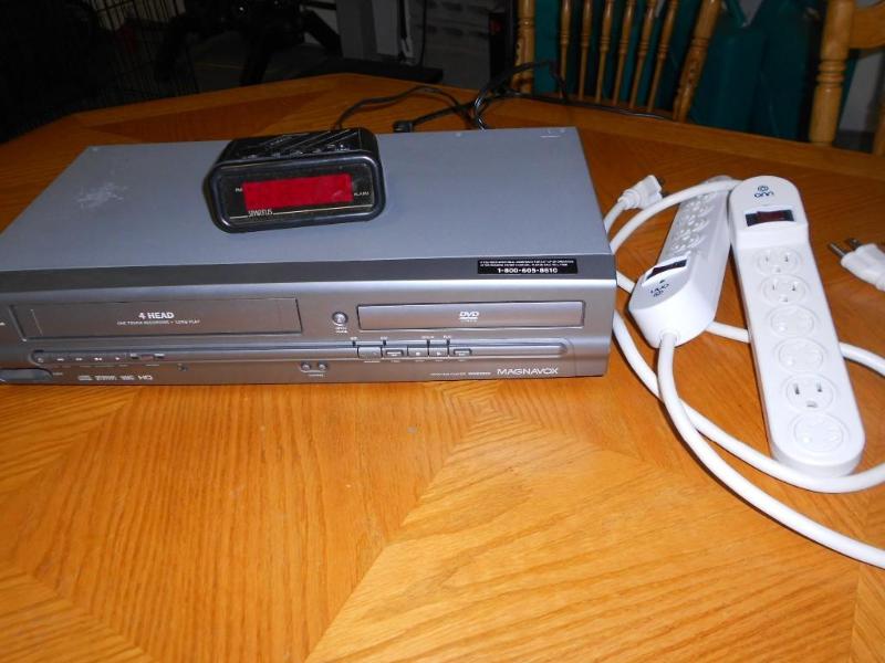 lot 21 image: Magnavod&nbspDVD  VHS player with...