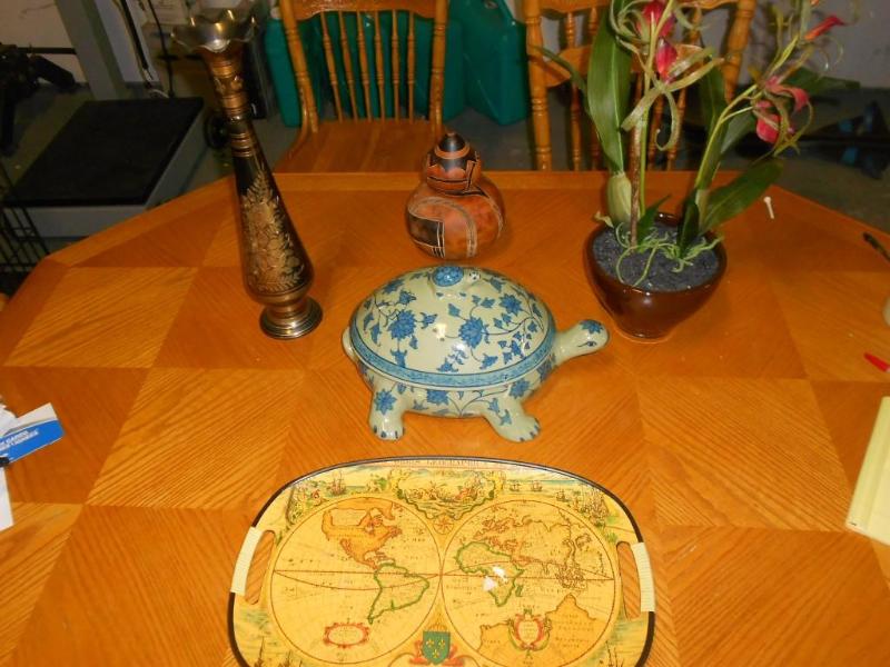 lot 22 image: 5 Decorative pieces for home  offi...