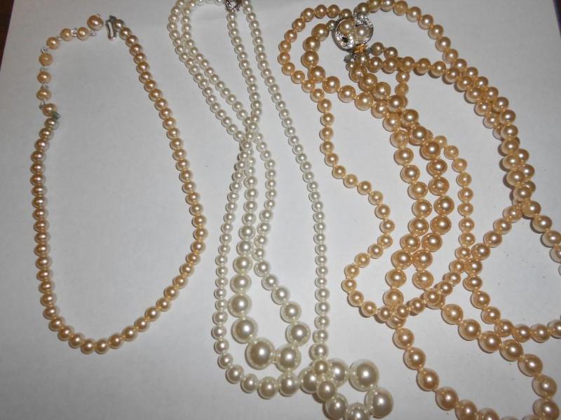 lot 26 image: Pearl Necklaces....