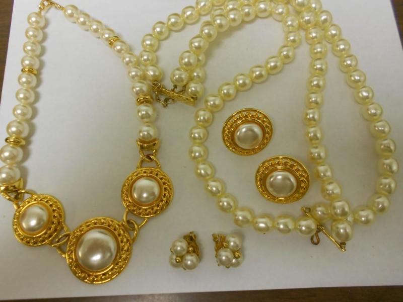 lot 27 image: Pearl Necklace &amp Earrings....