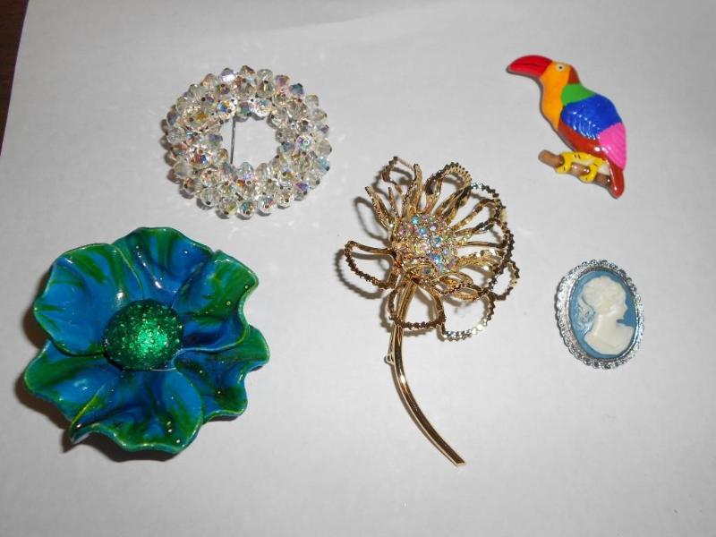 lot 28 image: 5 decorative pins....