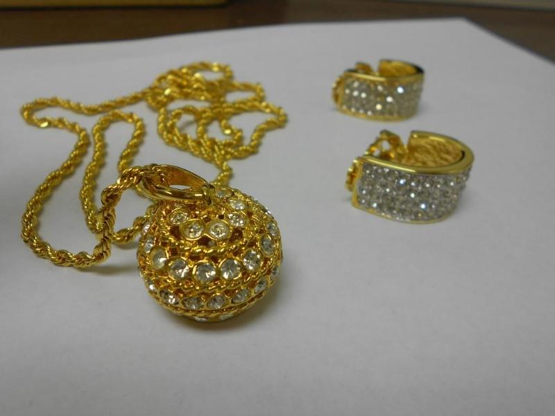 lot 29 image: Gold globe necklace with matching s...