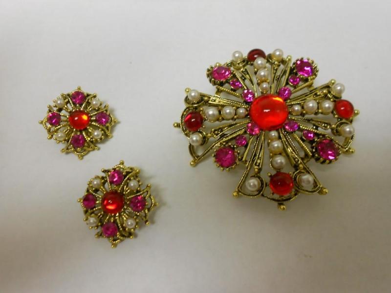 lot 30 image: Decorative pin with matching earrin...