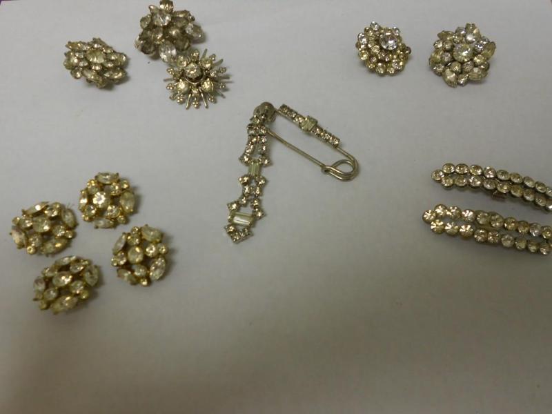 lot 31 image: Various decorative pins, buttons, e...