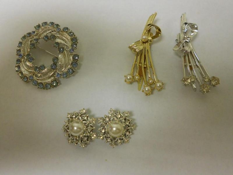 lot 32 image: 5 decorative pins....