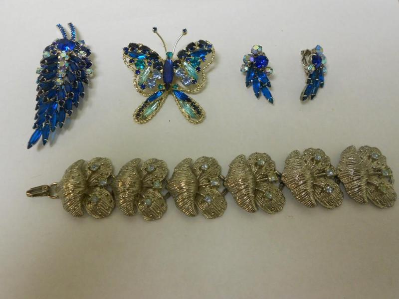 lot 34 image: Decorative pins, earrings and brace...