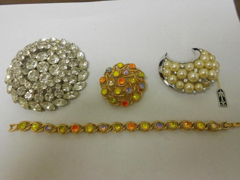 lot 35 image: Decorative pins with a matching bra...