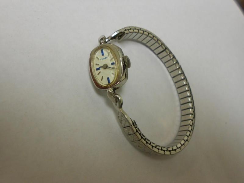 lot 40 image: Ladies Timex Flex band Watch....