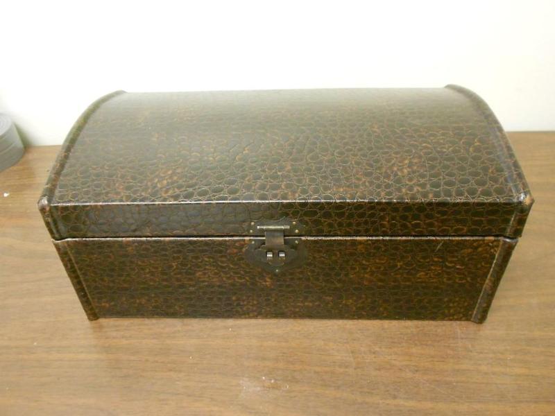 lot 41 image: Decorative Jewelry Box 14 WE x 8...