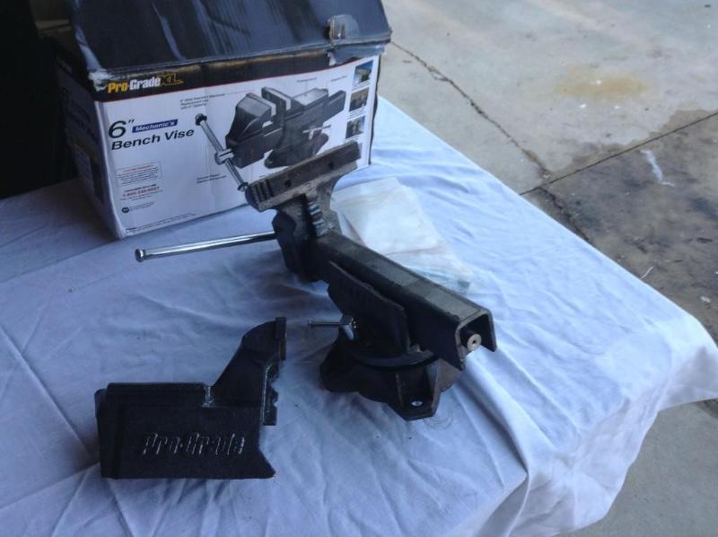 lot 15 image: 6 bench vise, main slide is broke, ...