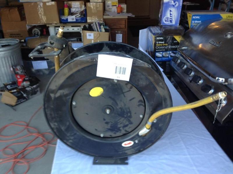 lot 33 image: 38 air hose, includes wheel to hol...
