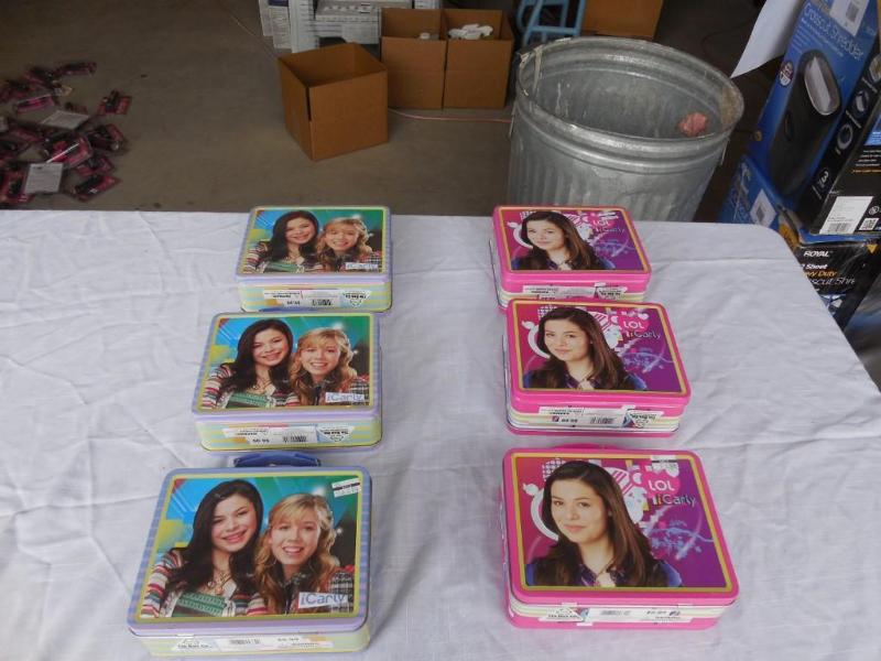 lot 82 image: New iCarly Metal childrens lunch b...