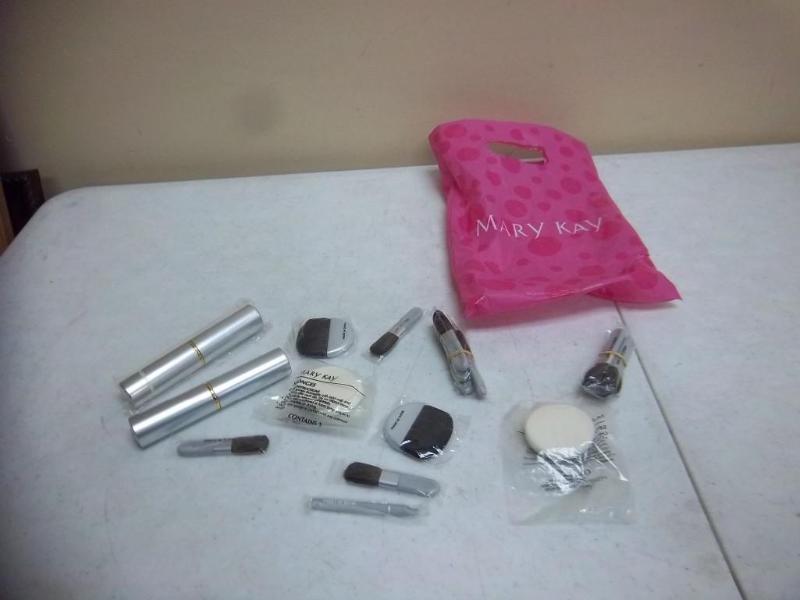 lot 121 image: Lot Of Mary Kay Make Up Brushes...