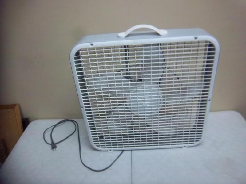 lot 175 image: Box Fan Works - Lots OF Dust - Loos...
