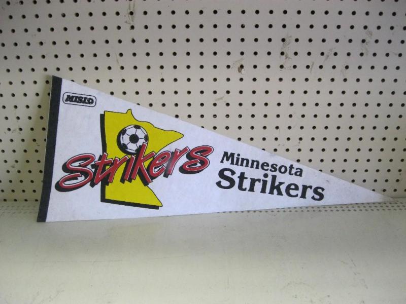 lot 64 image: Vintage Minnesota Strikers&nbspPen...