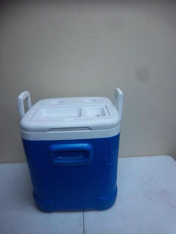 lot 7 image: Blue Igloo Cooler - Missing Top Tra...