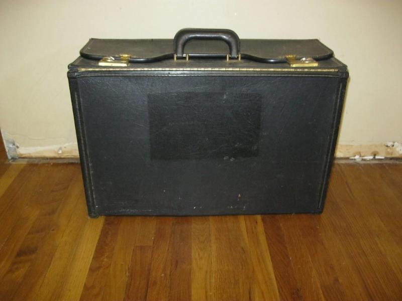 lot 94 image: Vintage BriefcaseSuitcase No Keys ...