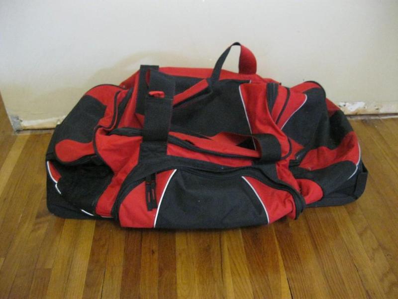lot 96 image: Large Duffle&nbspBag On Wheels Wit...