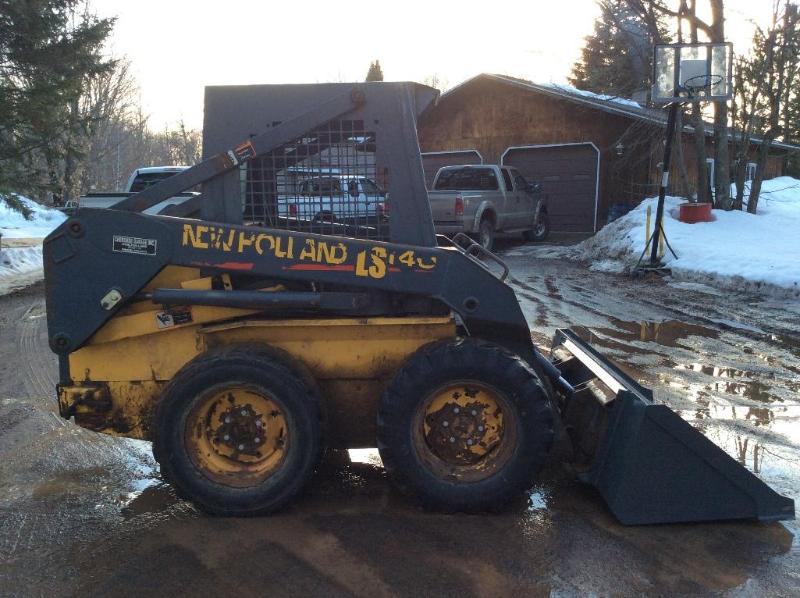 lot 3 image: 2001, New Holland LS140 Skidsteer