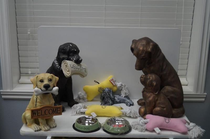 lot 18 image: a lot of pet items ...