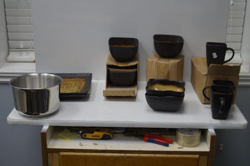 lot 25 image: 2 plates 6 bowls 6 cups &nbspand a...
