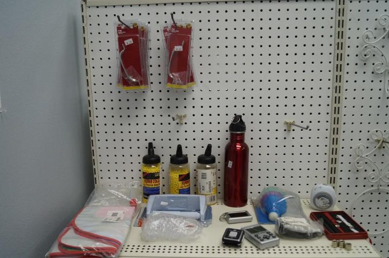lot 32 image: A lot of houseware    ...