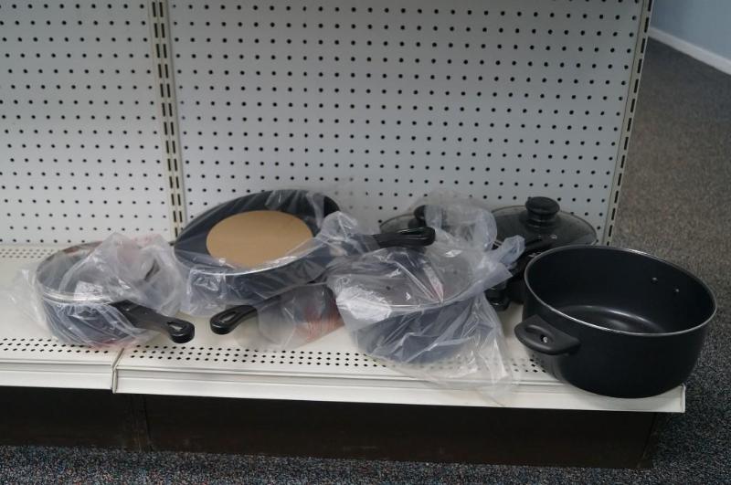 lot 38 image: a seven piece pot and pan kit...