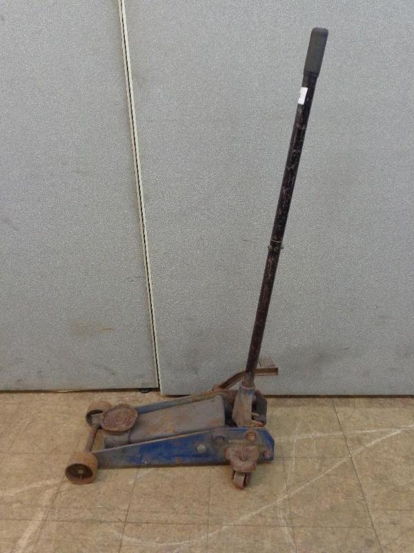 lot 131 image: Floor Jack 27" Handle Max Weig...