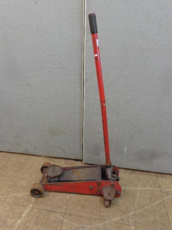 lot 31 image: Floor Jack 27" Handle In worki...