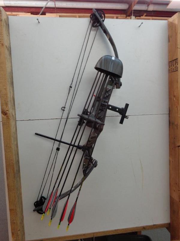 lot 6 image: Centerfire by Proline Compound Bow ...