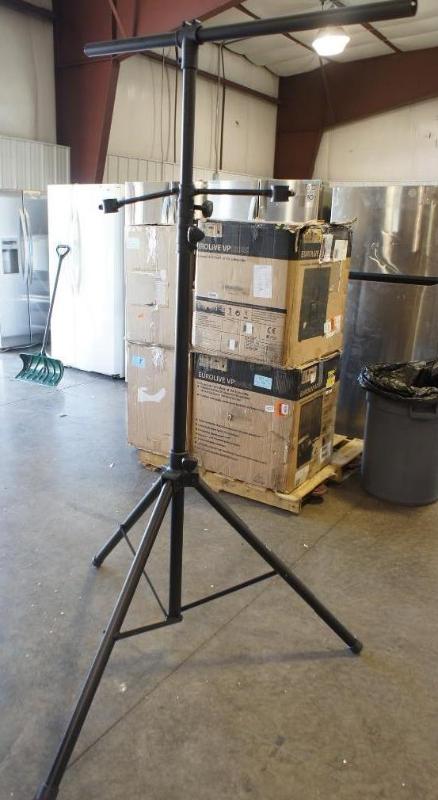 lot 18 image: Odyssey Light Performance Light Sta...