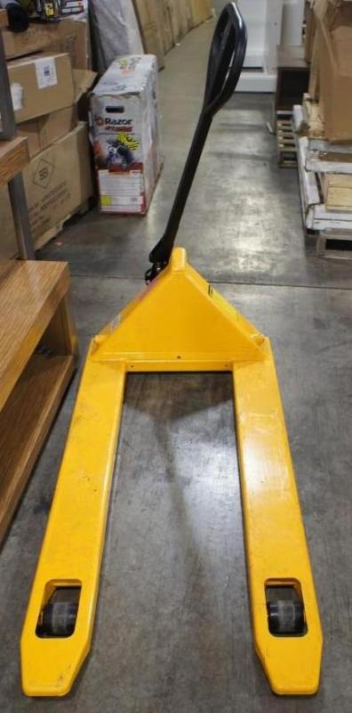 lot 41 image: Pallet jack  capacity 4000 LBS. Ne...