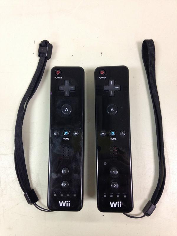Lot of (2) Black nintendo Wii handh...