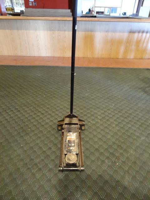 Arcan XL35 floor jack. Missing fron...