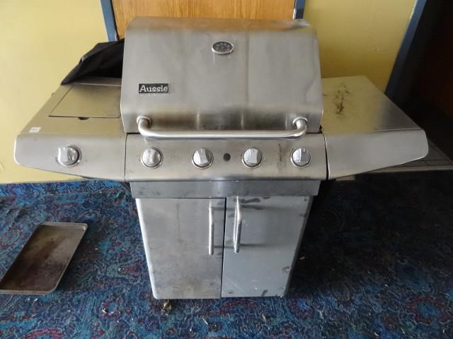 Aussie propane grill. 25 x 19 grill...