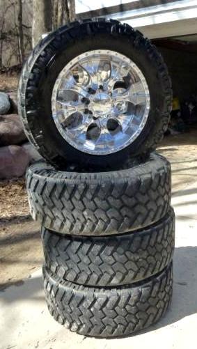 lot 18 image: Set of 4 -&nbspHelo 20" Custo...