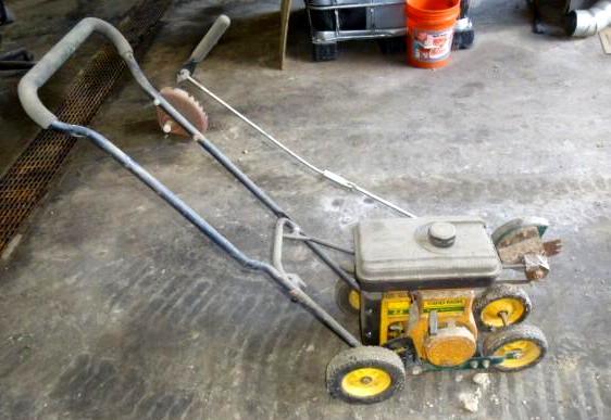 lot 25 image: Yard Man Power Edger 3 12 hp Brigg...